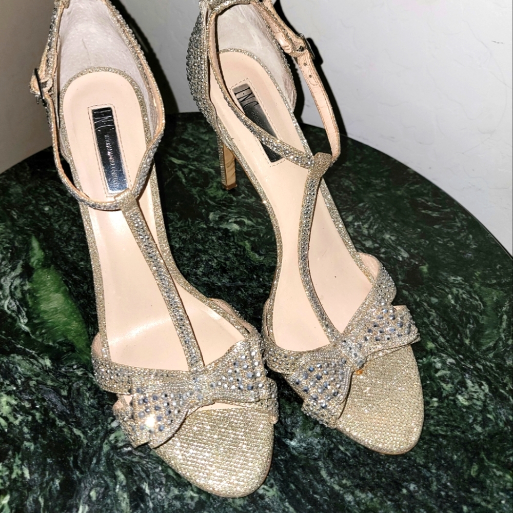 International Concepts bow heels